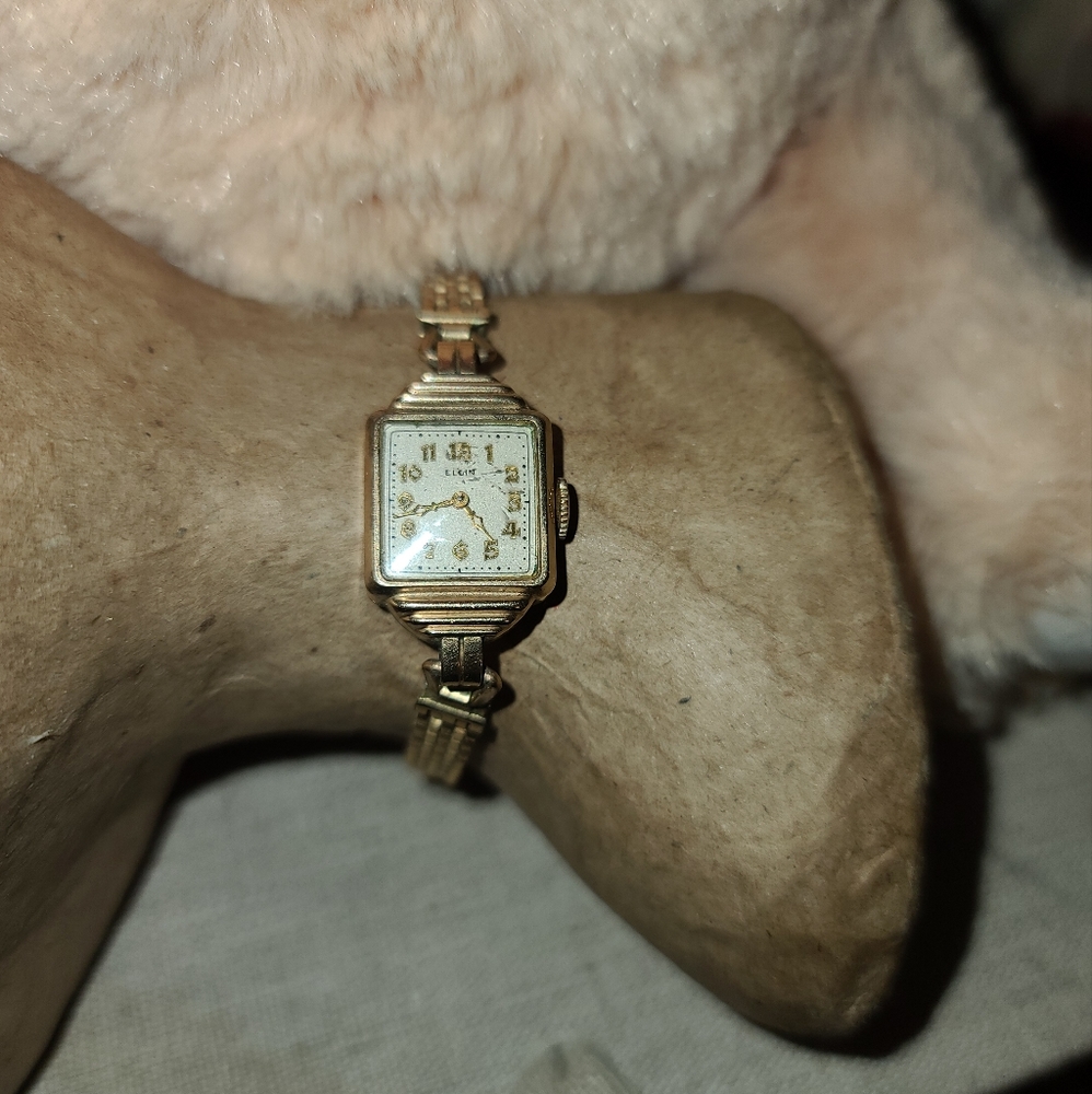 Ladies Vintage Elgin Windup Watch